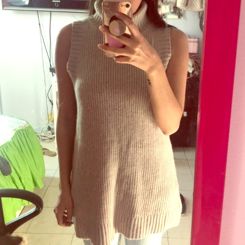 Sleeveless turtleneck sweater